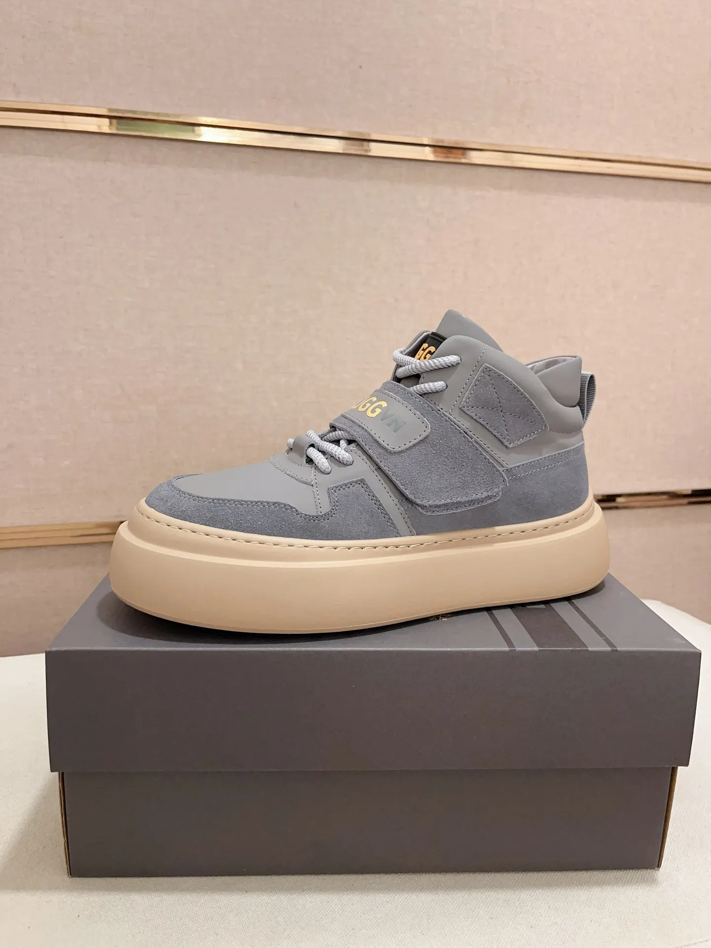 Factory Price: 380 Men's Men's Shoes💰North American Men's Shoes Ugg ☃️In the special sale of new high-quality men's shoes and snow boots in autumn and winter, the nemesis of extreme cold weather! Made of cowhide leather, merino wool lining, and original outsole, whether driving, outdoor or daily wear, there is always one that suits you! Code number 39-44